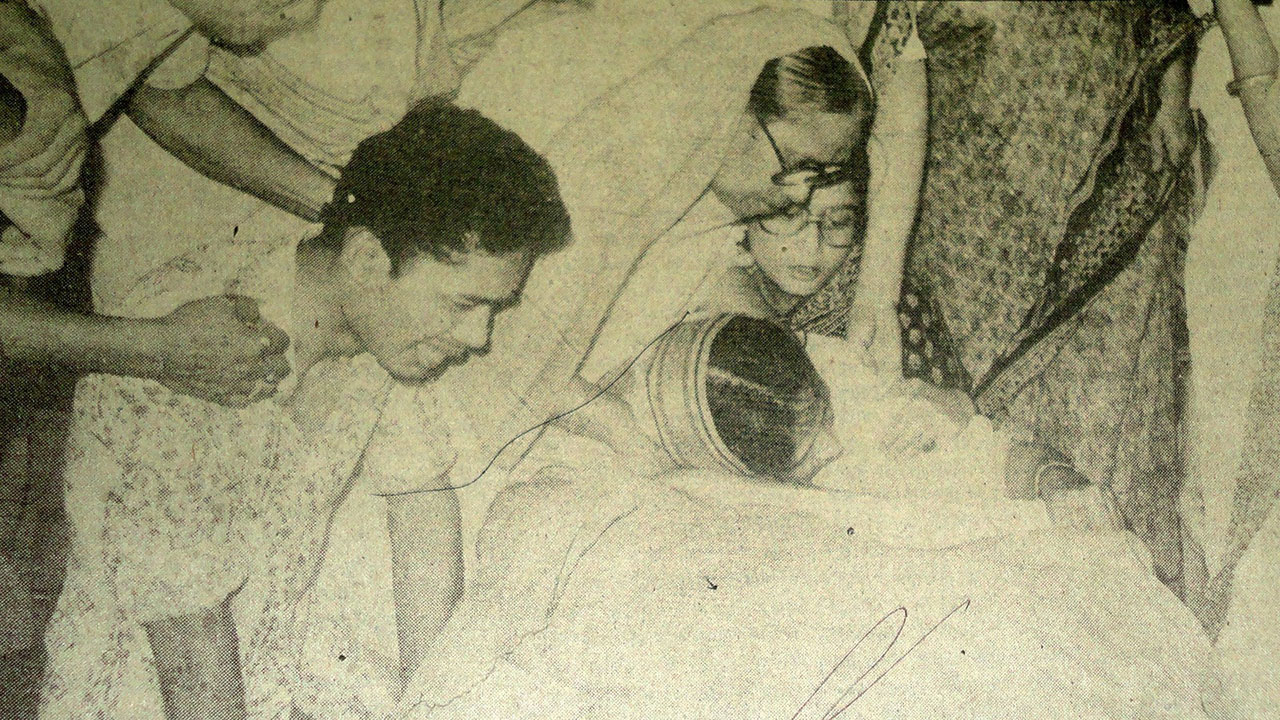 সাবেক রাষ্ট্রপতি জিয়াউর রহমানের লাশের পাশে স্বজনদের আহাজারী।