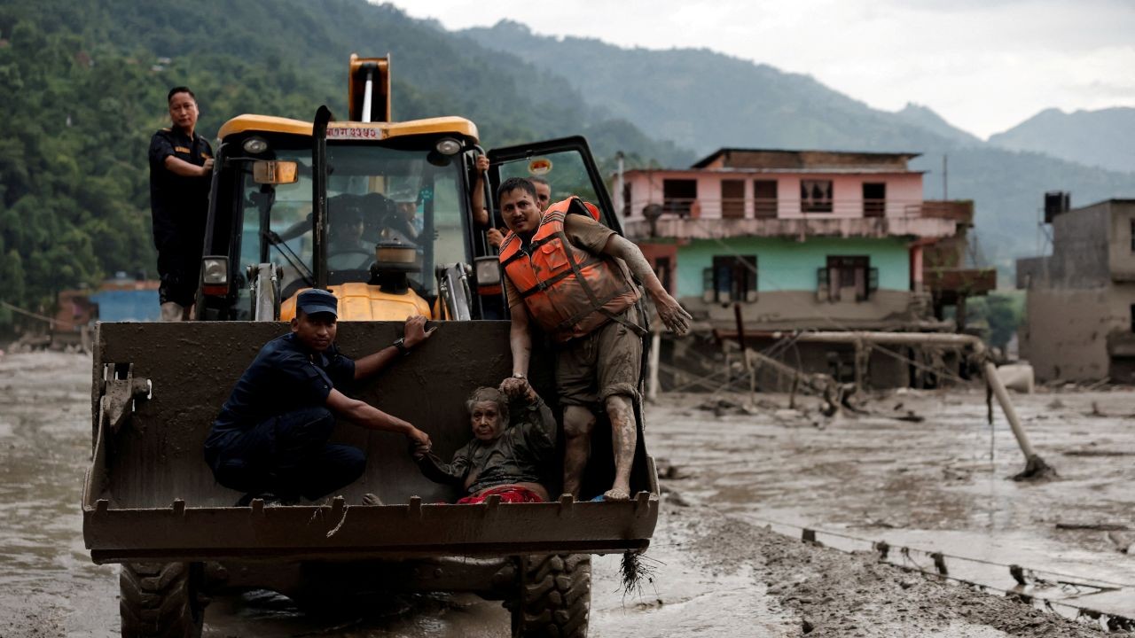 নেপালে বন্যায় মৃতের সংখ্যা ৩০০ ছাড়াল, নিখোঁজ ১৫ শ
