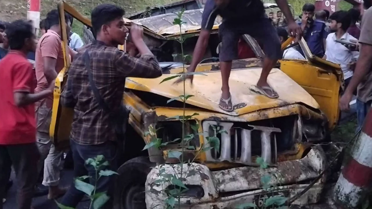রাঙামাটি-খাগড়াছড়ি মহাসড়কে পিকআপ উল্টে নিহত ৪