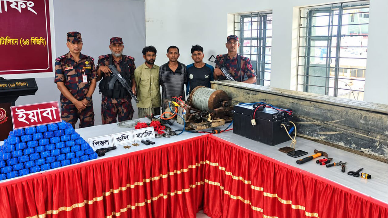 উখিয়ায় ডুবন্ত কাঠের ক্যারিয়ারসহ ইয়াবা উদ্ধার, অস্ত্র-গুলিসহ আটক ৩