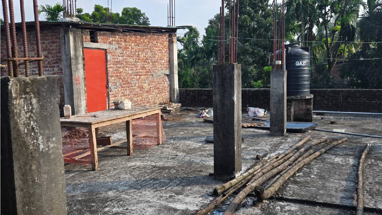 নিহত শিক্ষক গণপতি চক্রবর্তীর বাড়ির ছাদ। ছবি: চরচা