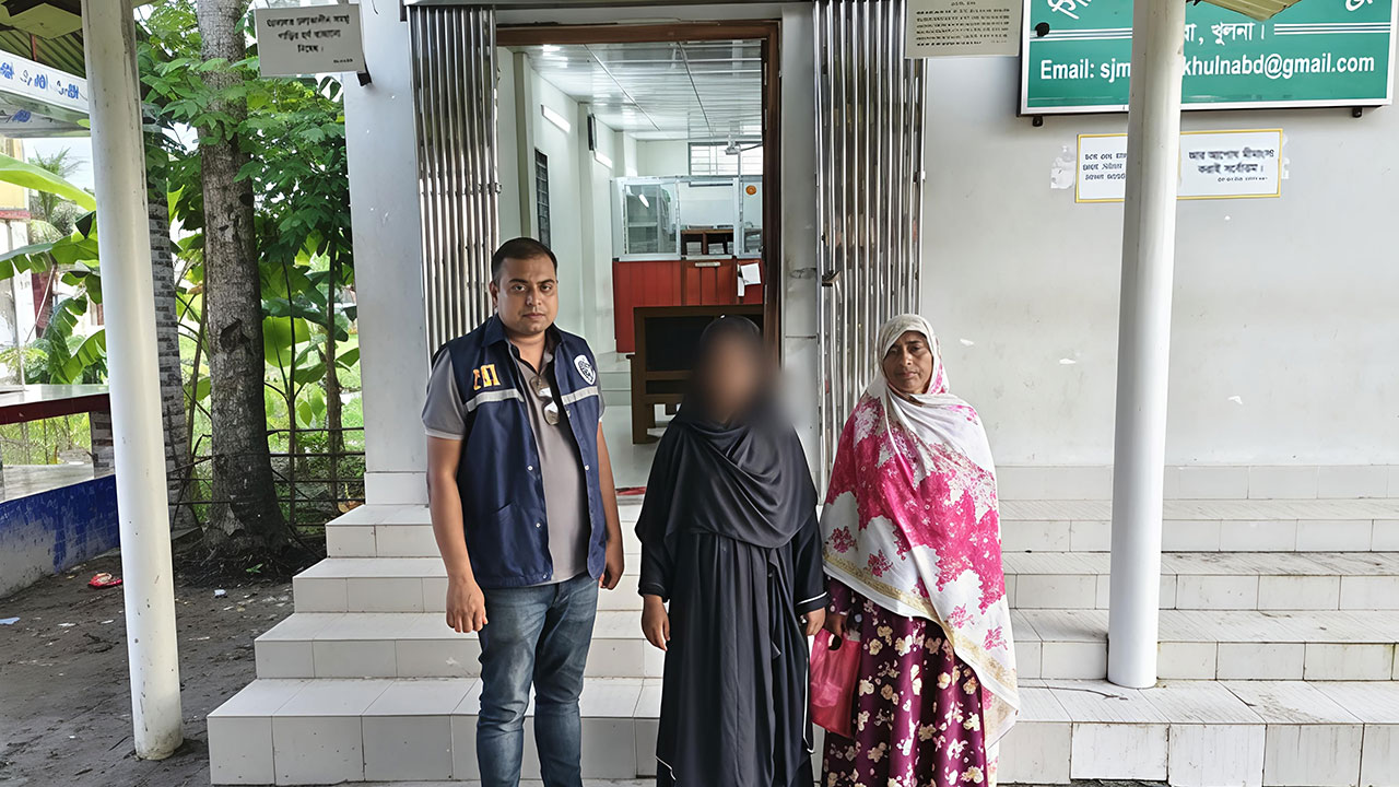 নিখোঁজের দেড় মাস পর জীবিত উদ্ধার কয়রার আয়েশা