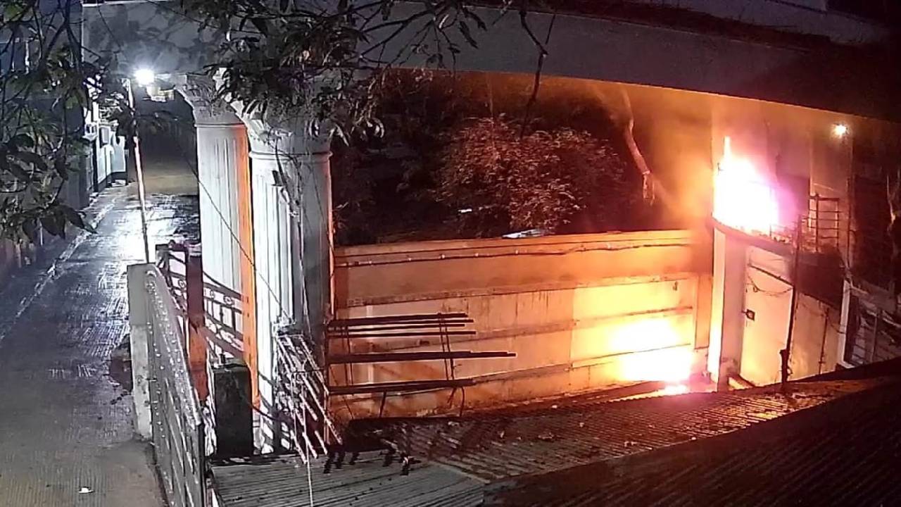চট্টগ্রামে সাবেক শিক্ষামন্ত্রী নওফেলের বাড়িতে আগুন