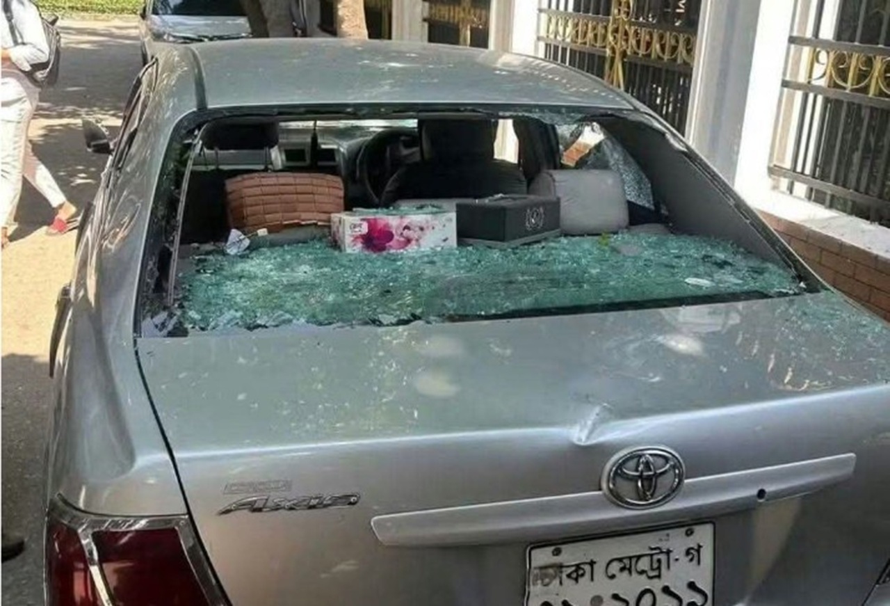 শিক্ষার্থীদের ওপর গাড়ি তুলে দিলেন ঢাবি শিক্ষকের ছেলে, আহত ৬ 