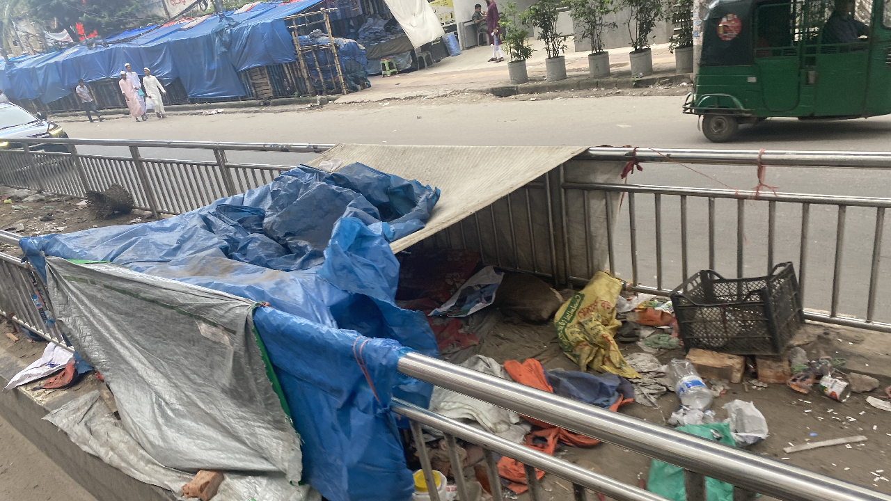 ডিভাইডারের ওপর পলিথিন দিয়ে অস্থায়ী আবাস তৈরি করা হয়েছে। ছবি: চরচা