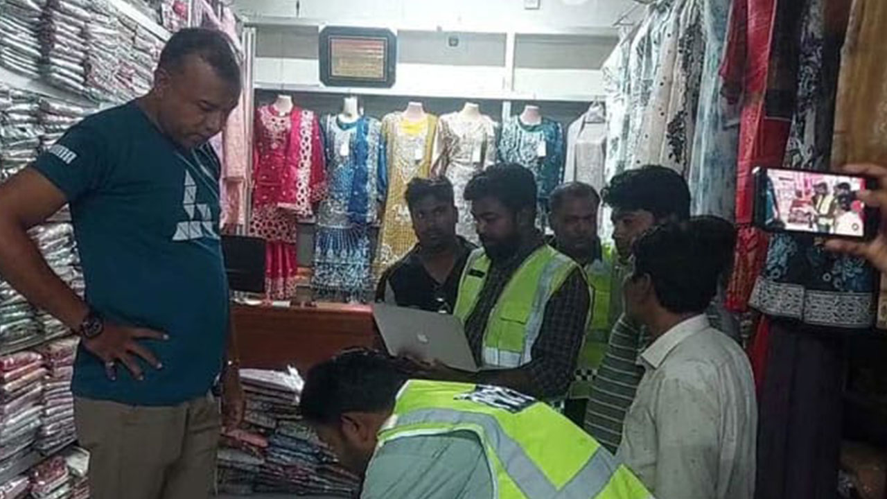 জার্মান পর্যটকের চুরি হওয়া ল্যাপটপ নাটোর থেকে উদ্ধার
