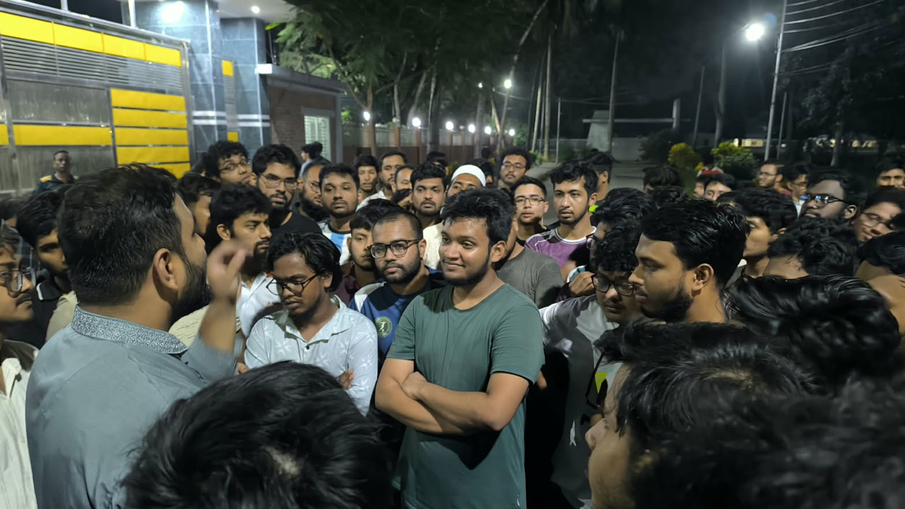রুয়েটে বহুতল হলে লিফট চালুর দাবিতে শিক্ষার্থীদের লং মার্চ