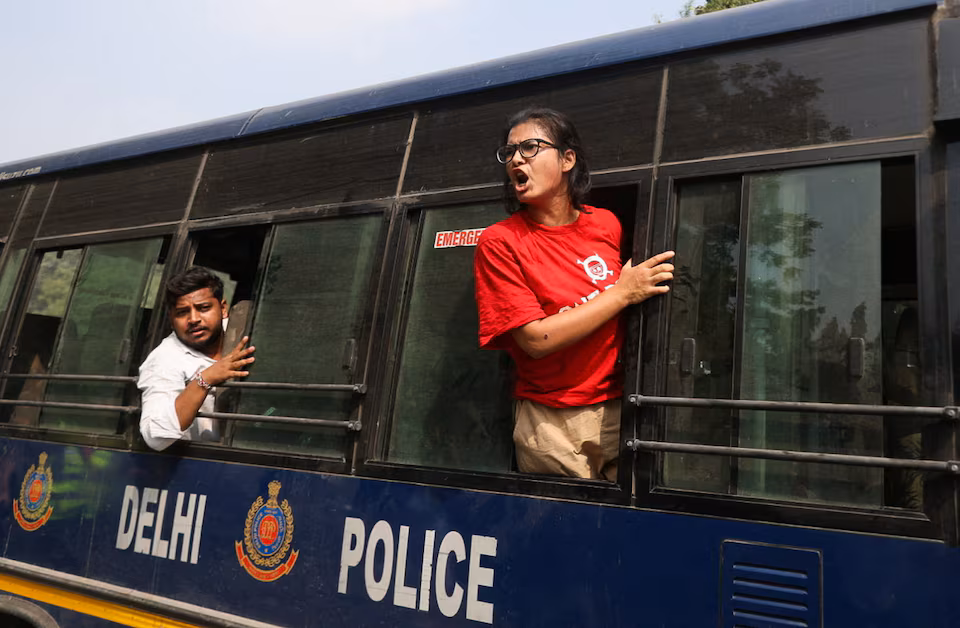 ভারতের প্রধান নির্বাচন কমিশনার জ্ঞানেশ কুমারের পদত্যাগের দাবিতে দিল্লিতে ককরোচ জনতা পার্টির (সিজেপি) আয়োজিত বিক্ষোভ চলাকালে আটক হওয়ার পর পুলিশের গাড়ি থেকে স্লোগান দিচ্ছেন অল ইন্ডিয়া স্টুডেন্টস অ্যাসোসিয়েশনের জাতীয় সভাপতি নেহা বোরা। ১০ অক্টোবর ২০২৬। ছবি: রয়টার্স