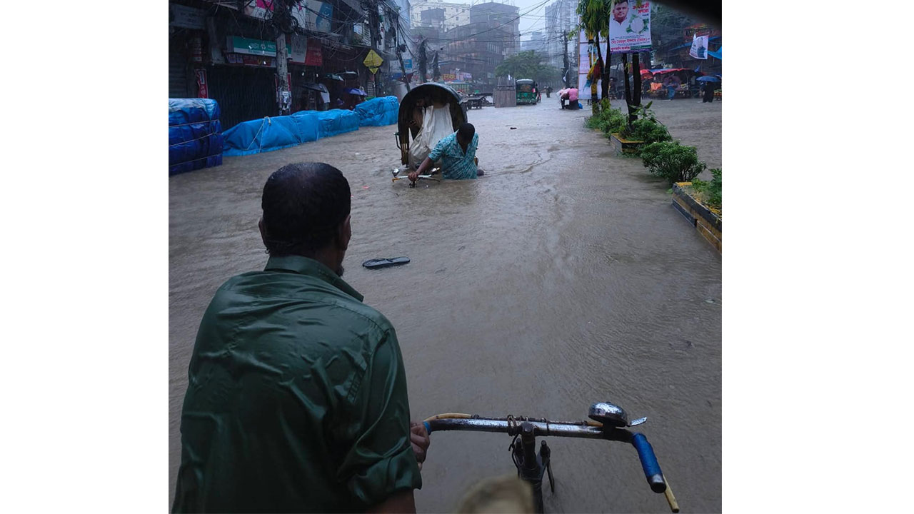 চট্টগ্রাম নগরীতে টানা বৃষ্টিতে জলাবদ্ধতা