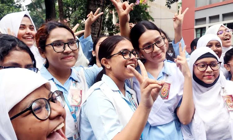 পাসের হারে এগিয়ে মেয়েরা, জিপিএ-৫-এ ছেলেরা