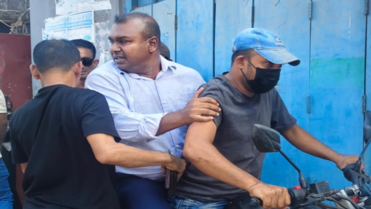 খুলনায় বন্দুক ঠেকিয়ে সাব-রেজিস্ট্রারকে ‘অপহরণ’, ফিরে দাবি—‘স্বেচ্ছায় গিয়েছিলেন’
