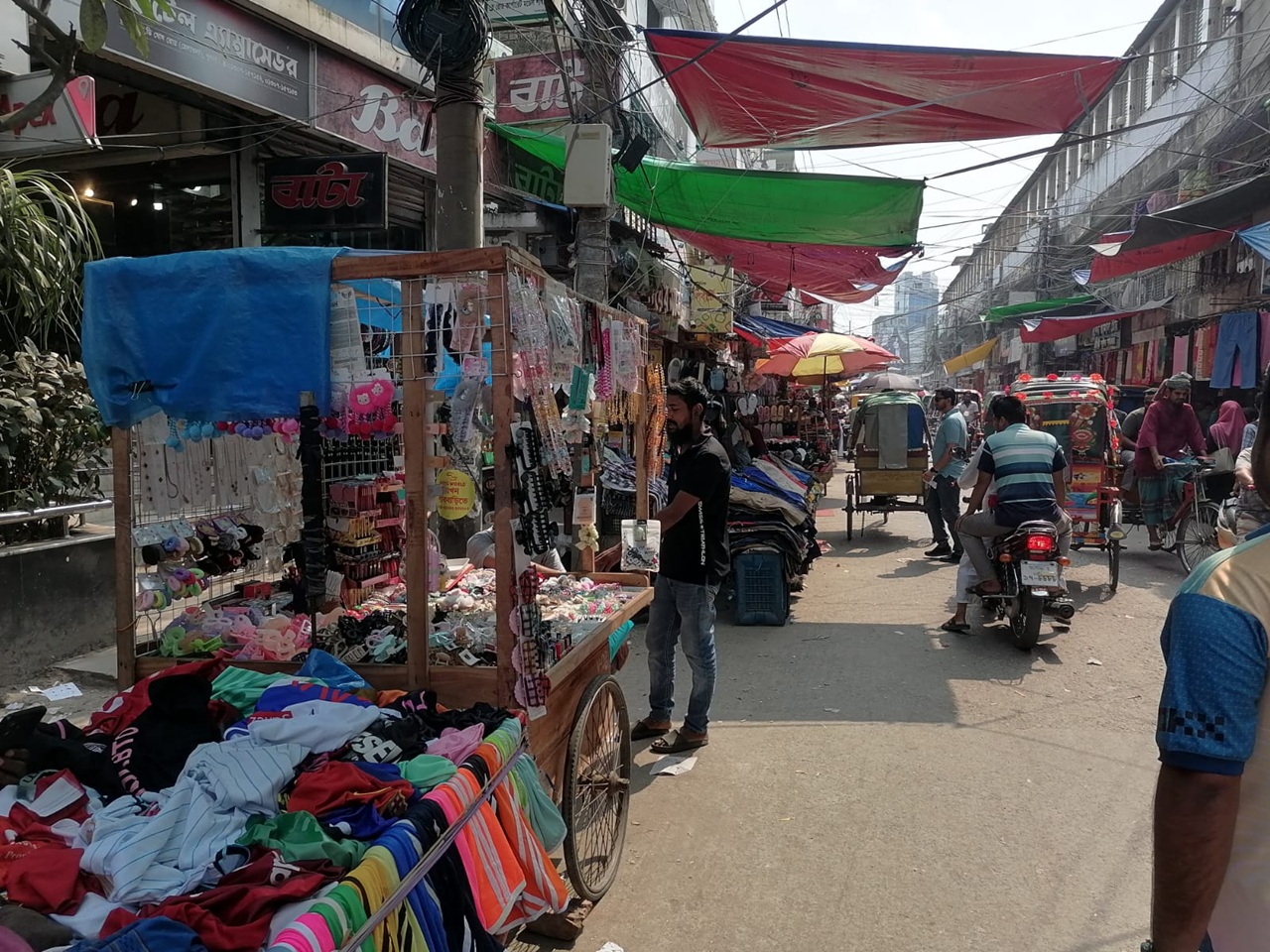 হকার-দোকানের দখলে খুলনার ফুটপাত, ভোগান্তি