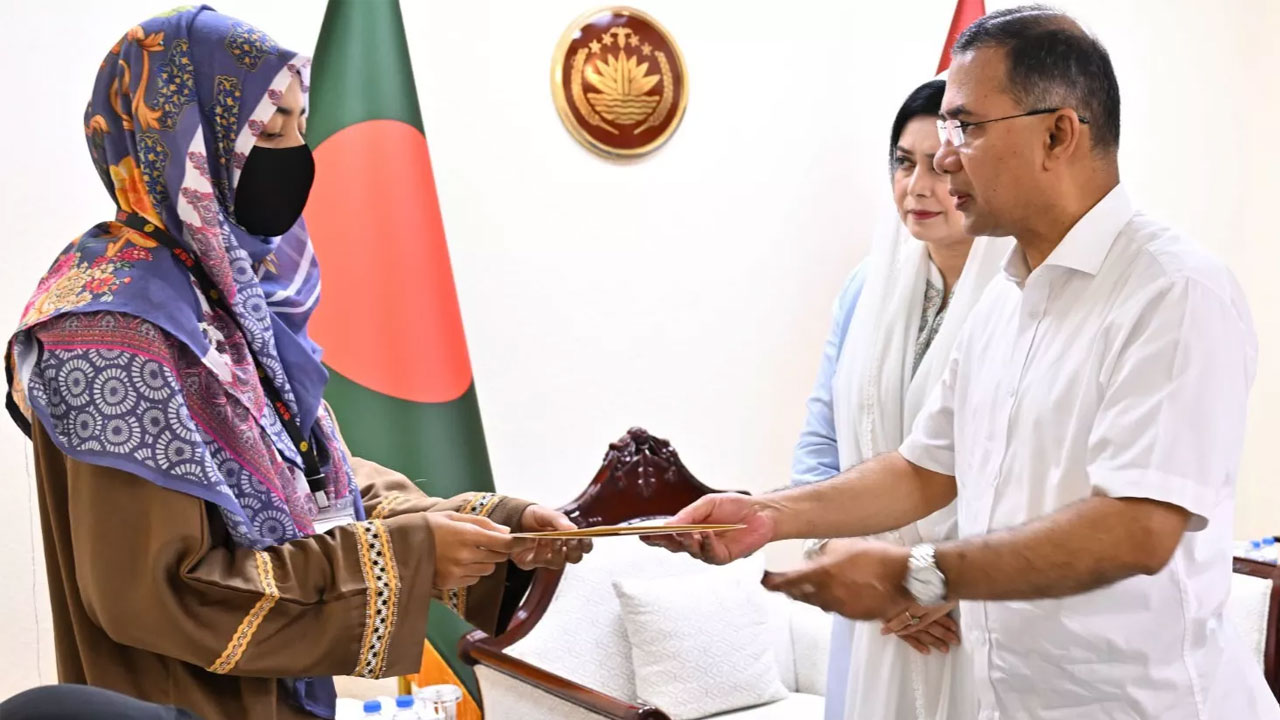 হাটহাজারীতে নিহত ২ সেনার পরিবারকে প্রধানমন্ত্রীর আর্থিক সহায়তা