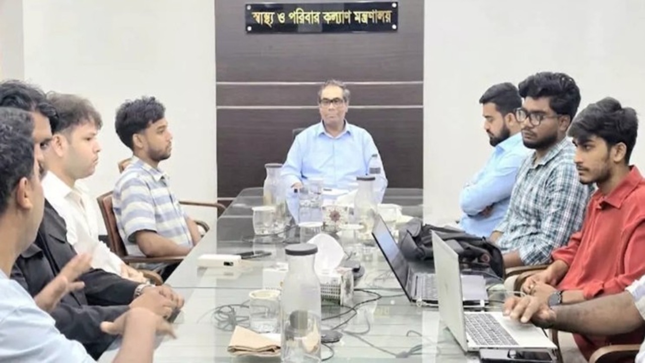 ডেঙ্গু মোকাবিলায় কেন কনটেন্ট ক্রিয়েটরদের পাশে চায় সরকার