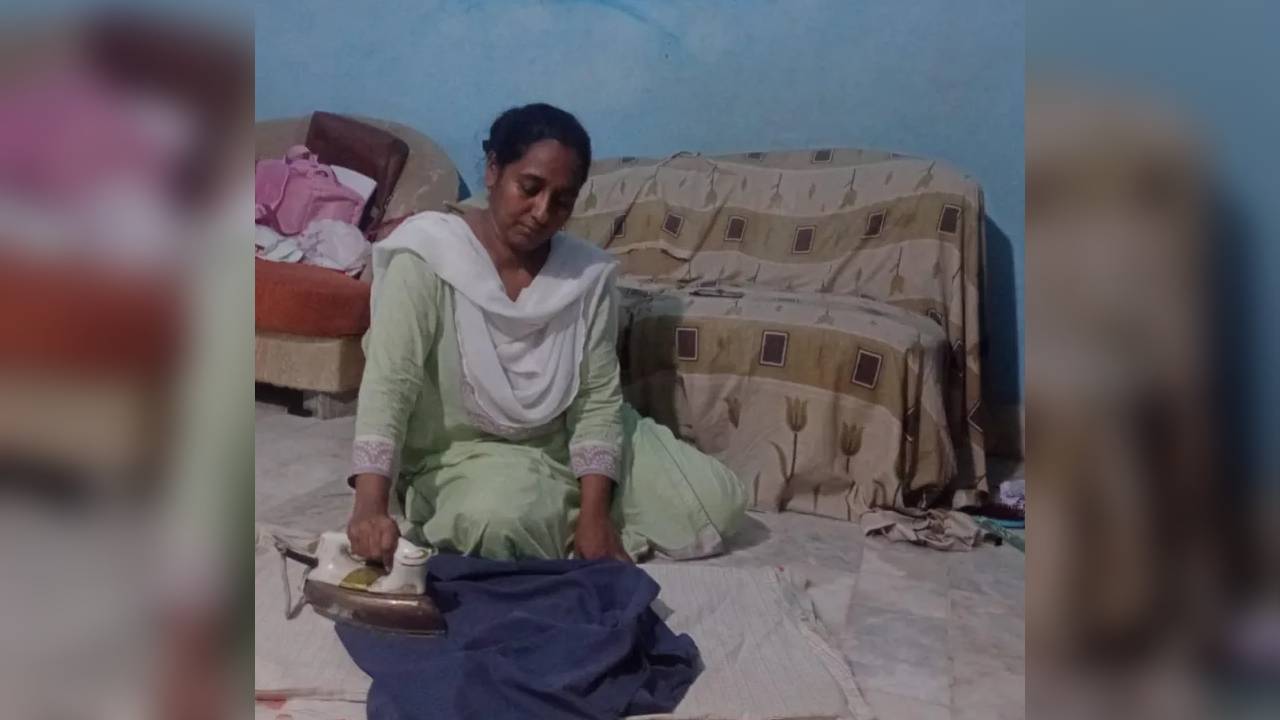 পাকিস্তানের করাচির বাসিন্দা ৪৫ বছর বয়সী সাজিদা জিবরান। ছবি: আল জাজিরার সৌজন্যে