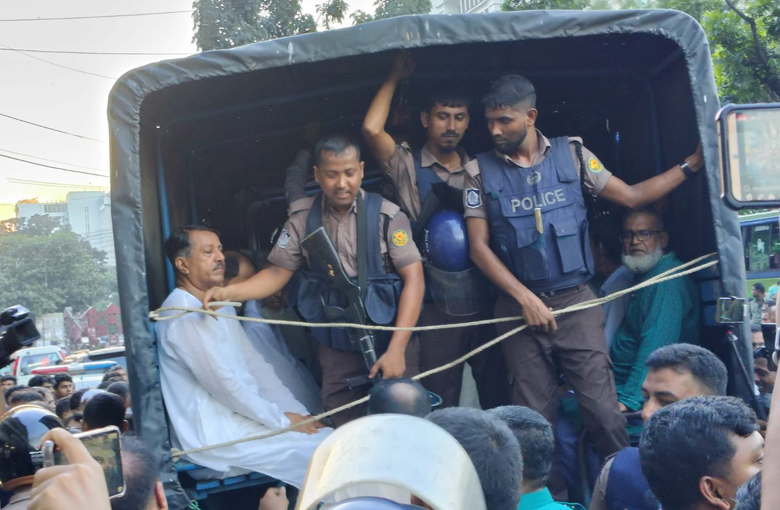 জাসদ অফিস থেকে কাদের ধরল পুলিশ?