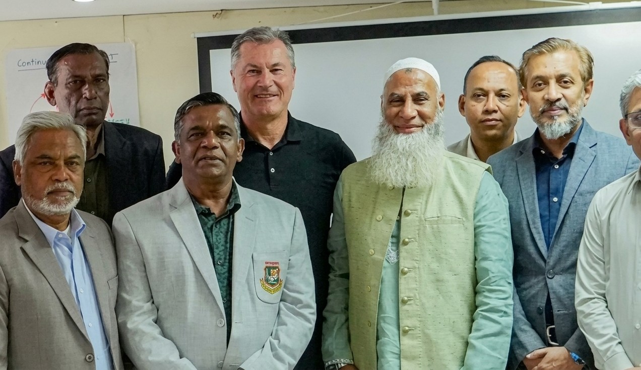 সাবেক বিসিবি সভাপতি আমিনুল ইসলামের সঙ্গে সাইমন টফেল। ছবি : বিসিবি