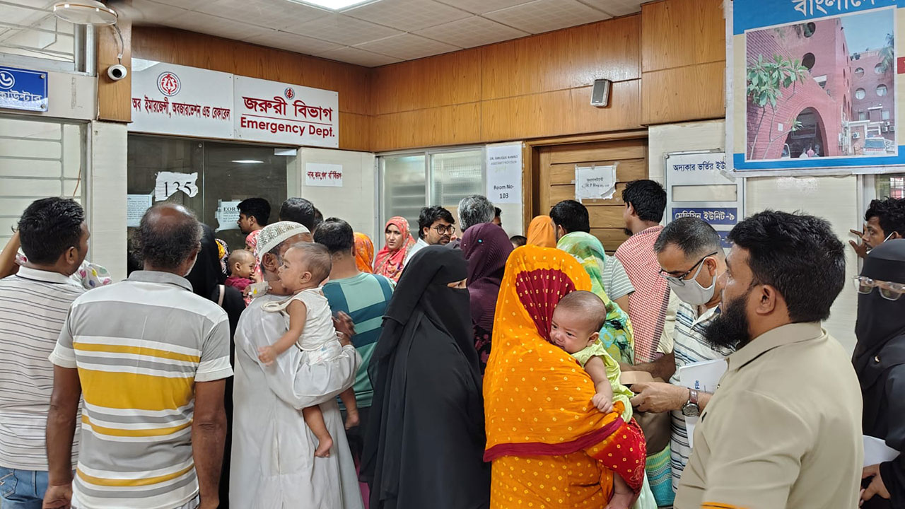 অসুস্থ শিশুদের নিয়ে হাসপাতালে অভিভাবকদের ভিড়। ছবি: চরচা
