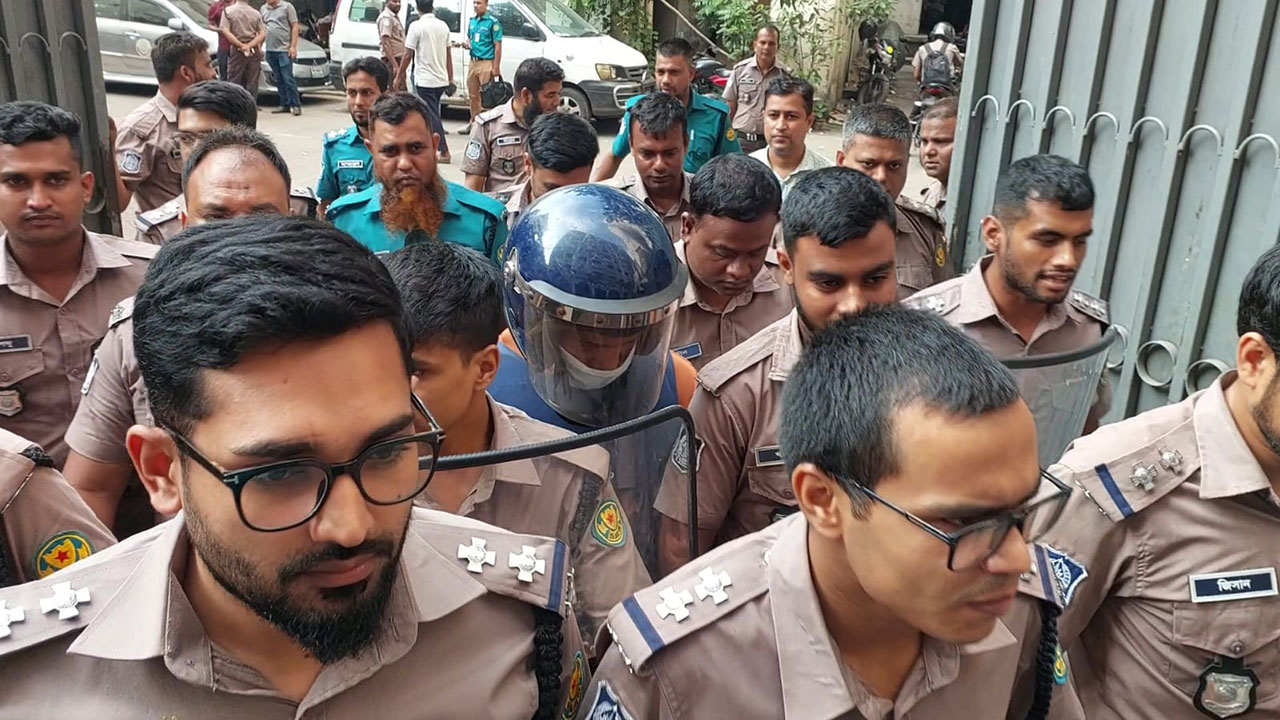 ইয়াবাসহ গ্রেপ্তার পুলিশ সদস্য রিমান্ডে