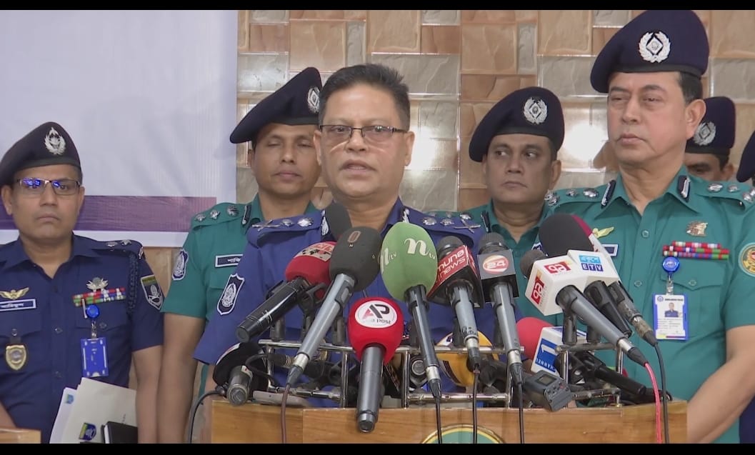 বল প্রয়োগ করলে পুলিশকে ফ্যাসিবাদী আর না করলে দুর্বল মনে করে মানুষ: আইজিপি