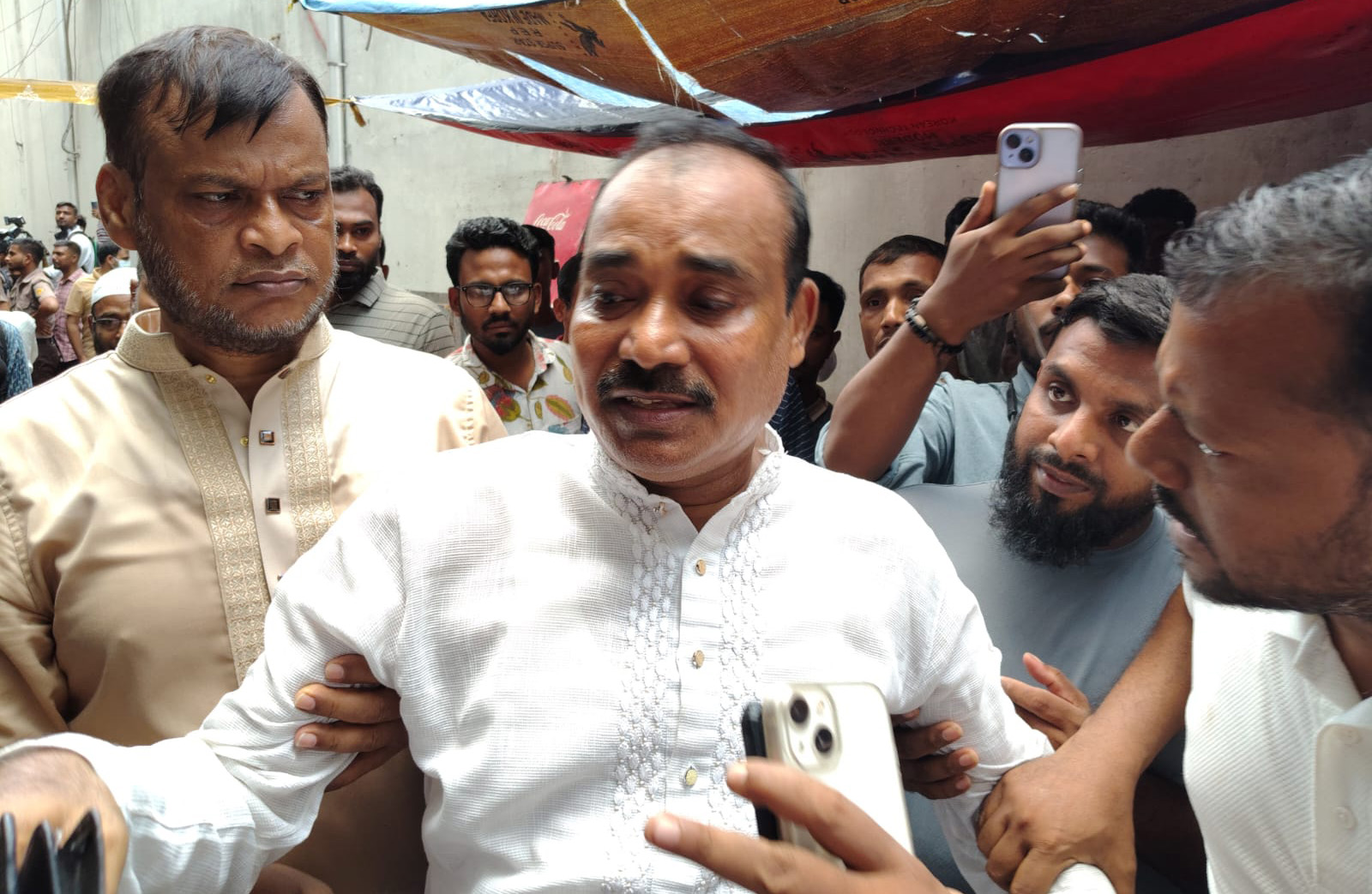 কুষ্টিয়ার ভেড়ামারার এই জাসদ নেতাকে হেনস্তা করে যুবদল নেতা-কর্মীরা। ছবি: চরচা