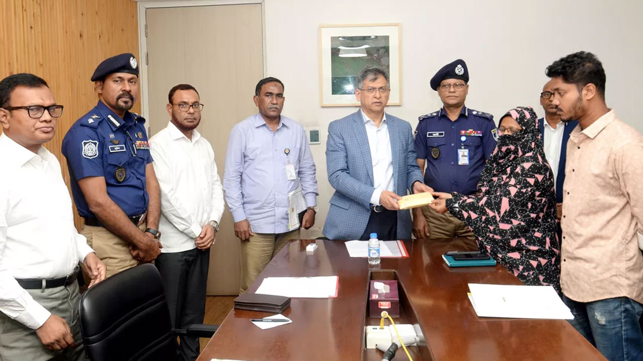 সাভারে এসবির এসআই হত্যায় জড়িতদের দ্রুত গ্রেপ্তারের নির্দেশ স্বরাষ্ট্রমন্ত্রীর
