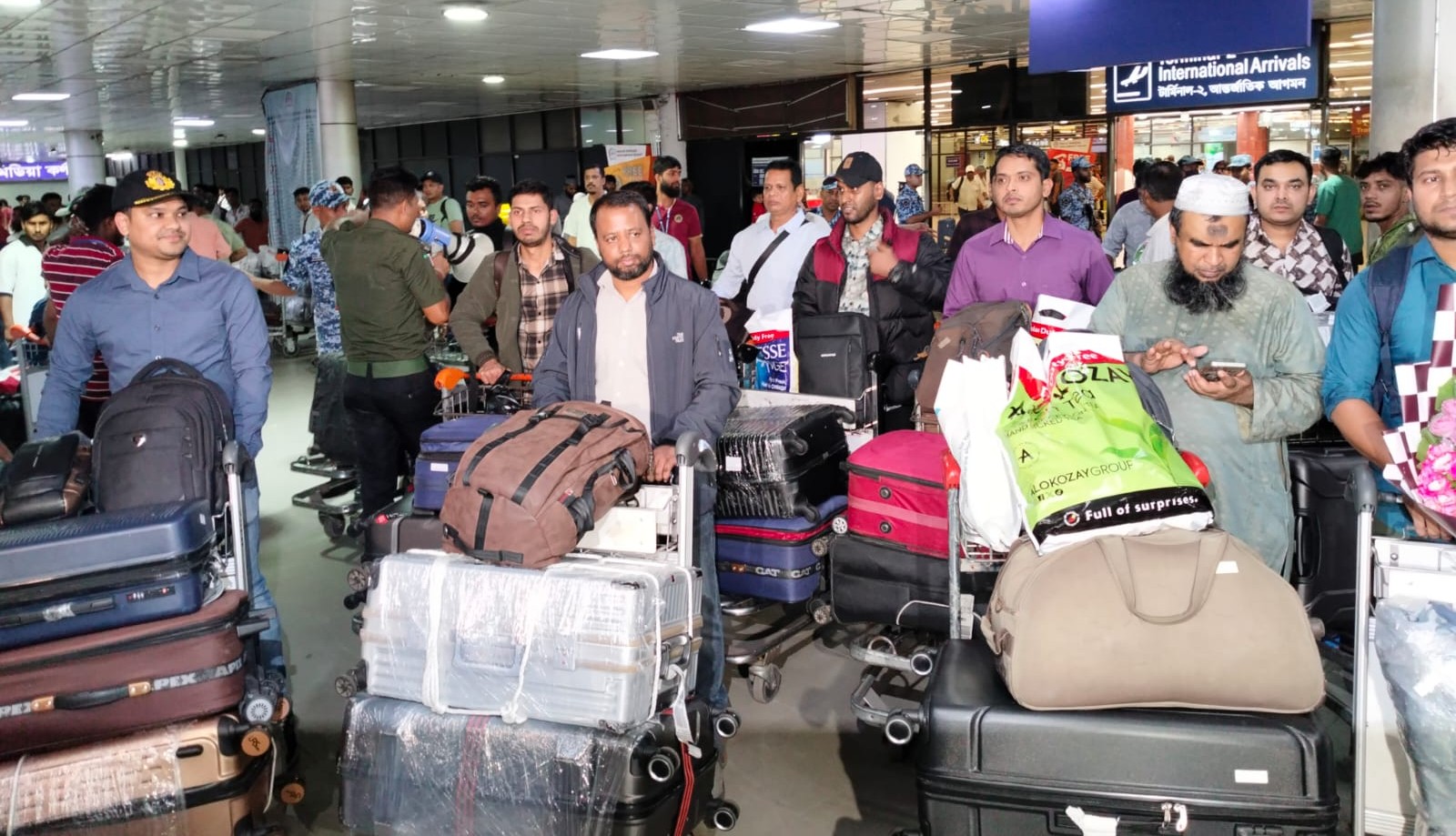 চার মাস পর যেদিন দেশে ফিরলেন বাংলার জয়যাত্রার ১৬ নাবিক। ছবি: সংগৃহীত