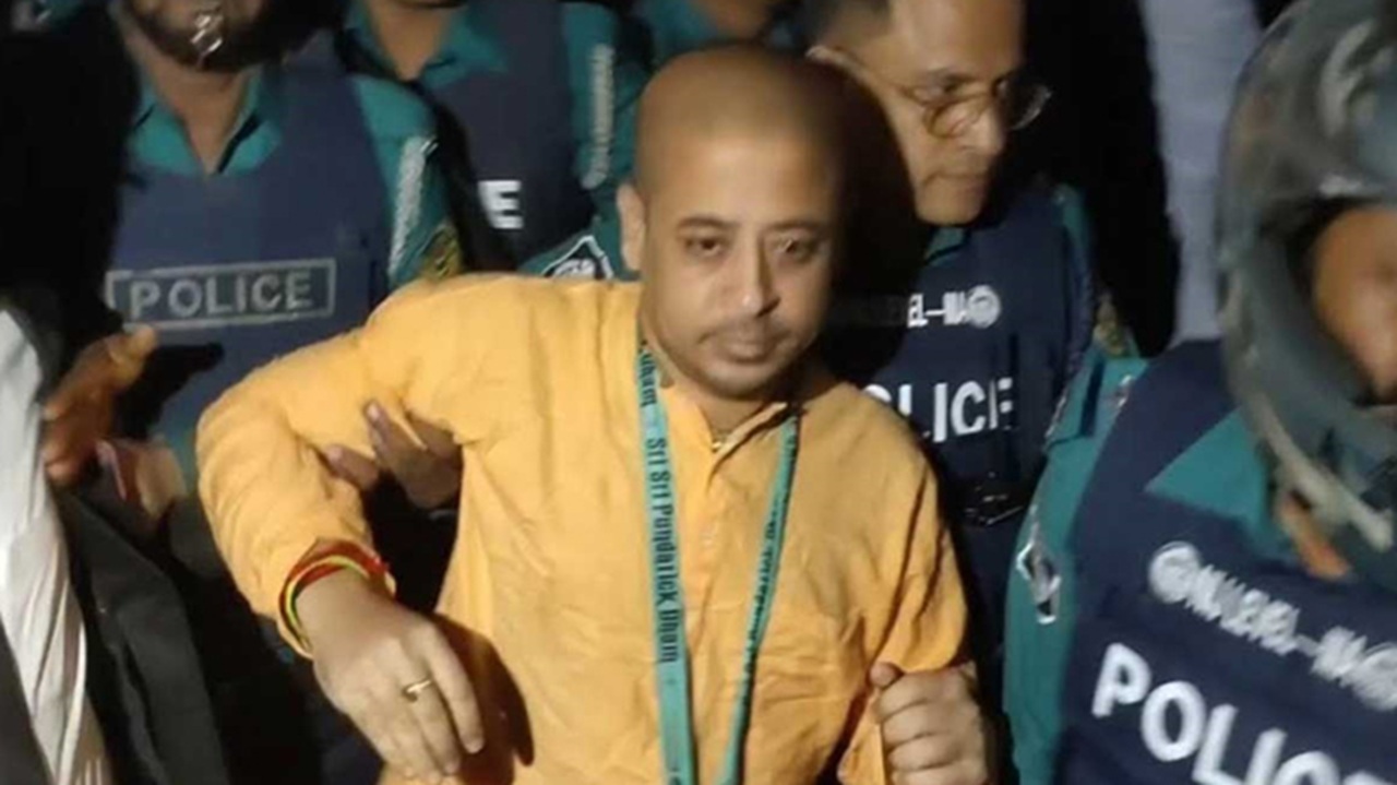 মায়ের শেষকৃত্যে অংশ নিতে প্যারোলে মুক্তি পেলেন চিন্ময় কৃষ্ণ