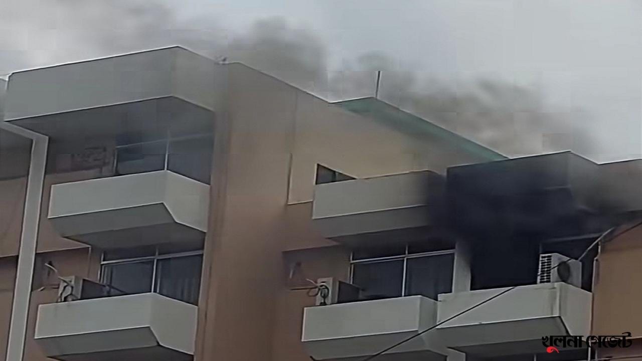 খুলনায় আবাসিক হোটেলে আগুন