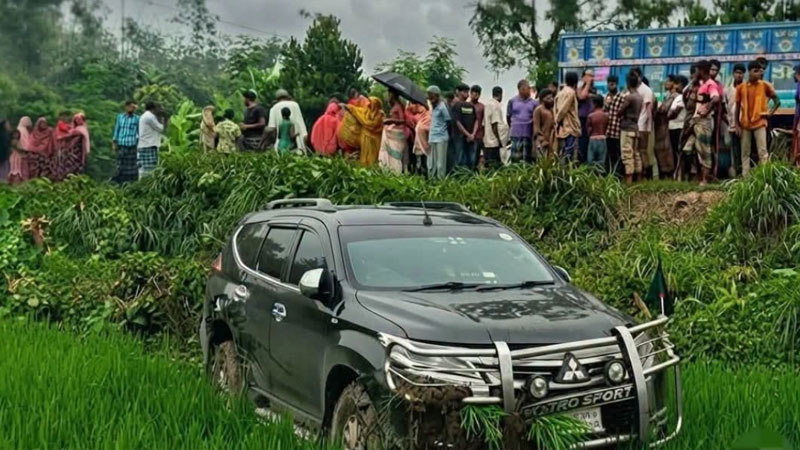 পথচারীকে বাঁচাতে গিয়ে খাদে প্রতিমন্ত্রীর গাড়ি