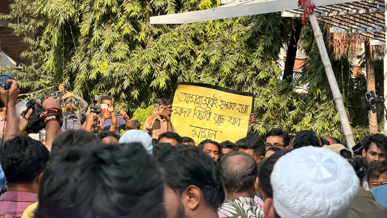 ইশরাক হোসেনের কর্মী-সমর্থকরা। ছবি: চরচা