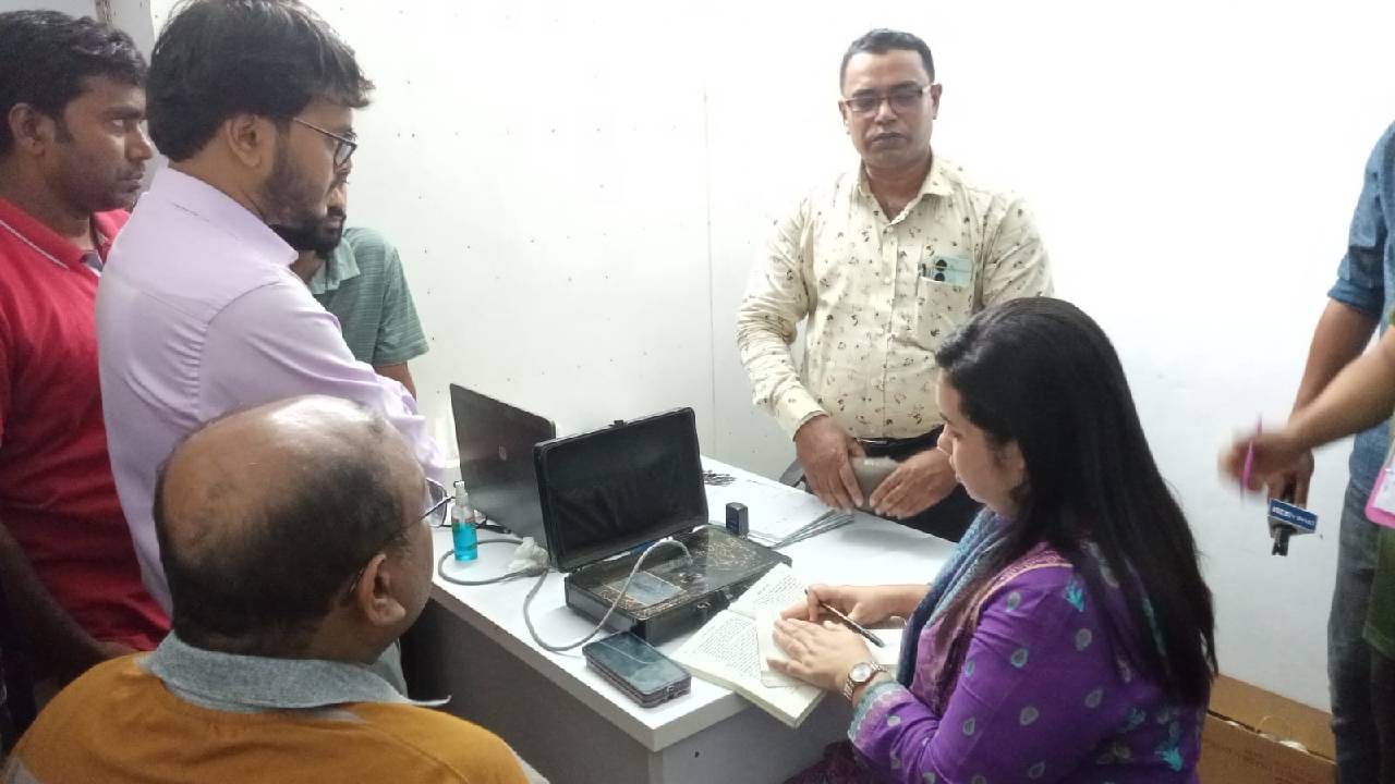 ‘বিশেষ ডিভাইসে’ হাত রেখে রোগ নির্ণয়, বরিশালে ভুয়া চিকিৎসককে জরিমানা