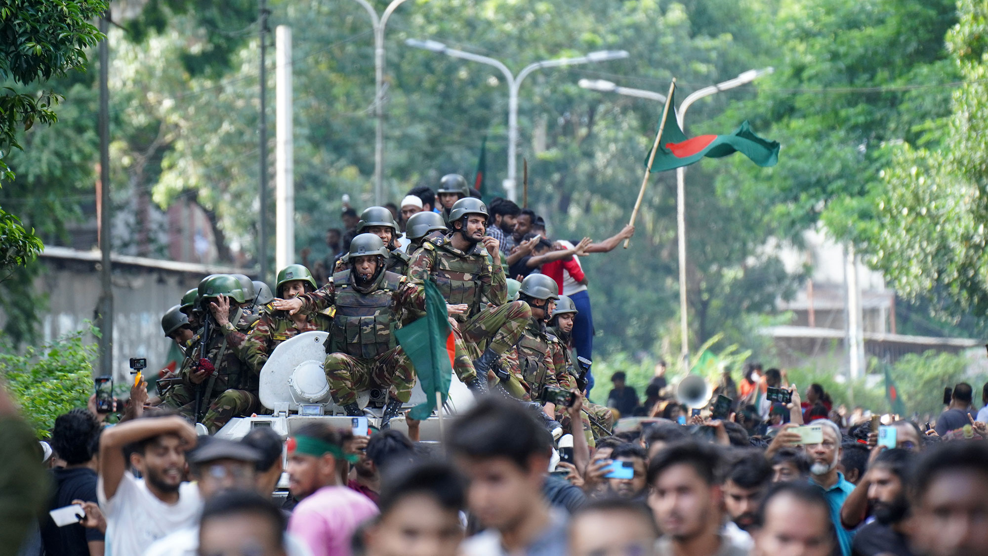 শেখ হাসিনা পালিয়ে যাওয়ার পর সেনাবাহিনীর ট্যাঙ্ককে ঘিরে জনস্রোত। ৫ আগস্ট ২০২৪। ছবি: সুদীপ্ত সালাম