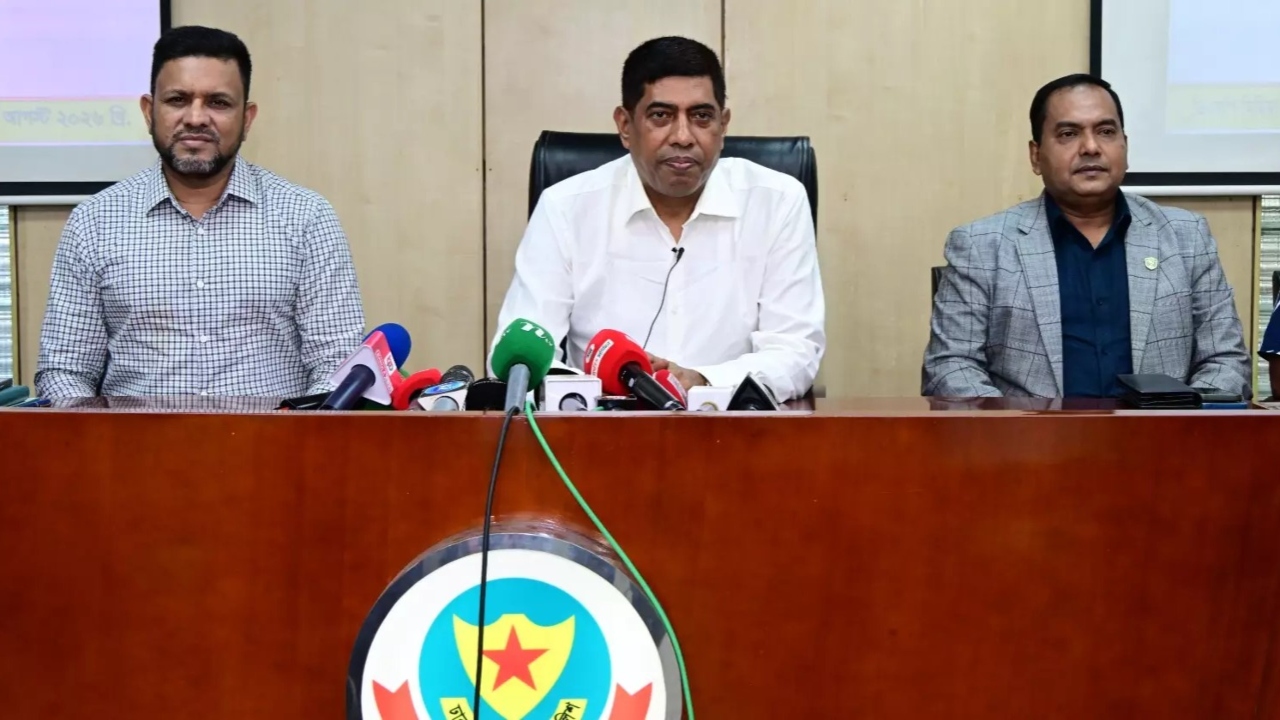 পুলিশের সতর্কতা নিয়মিত নিরাপত্তার অংশ: ডিবি প্রধান 
