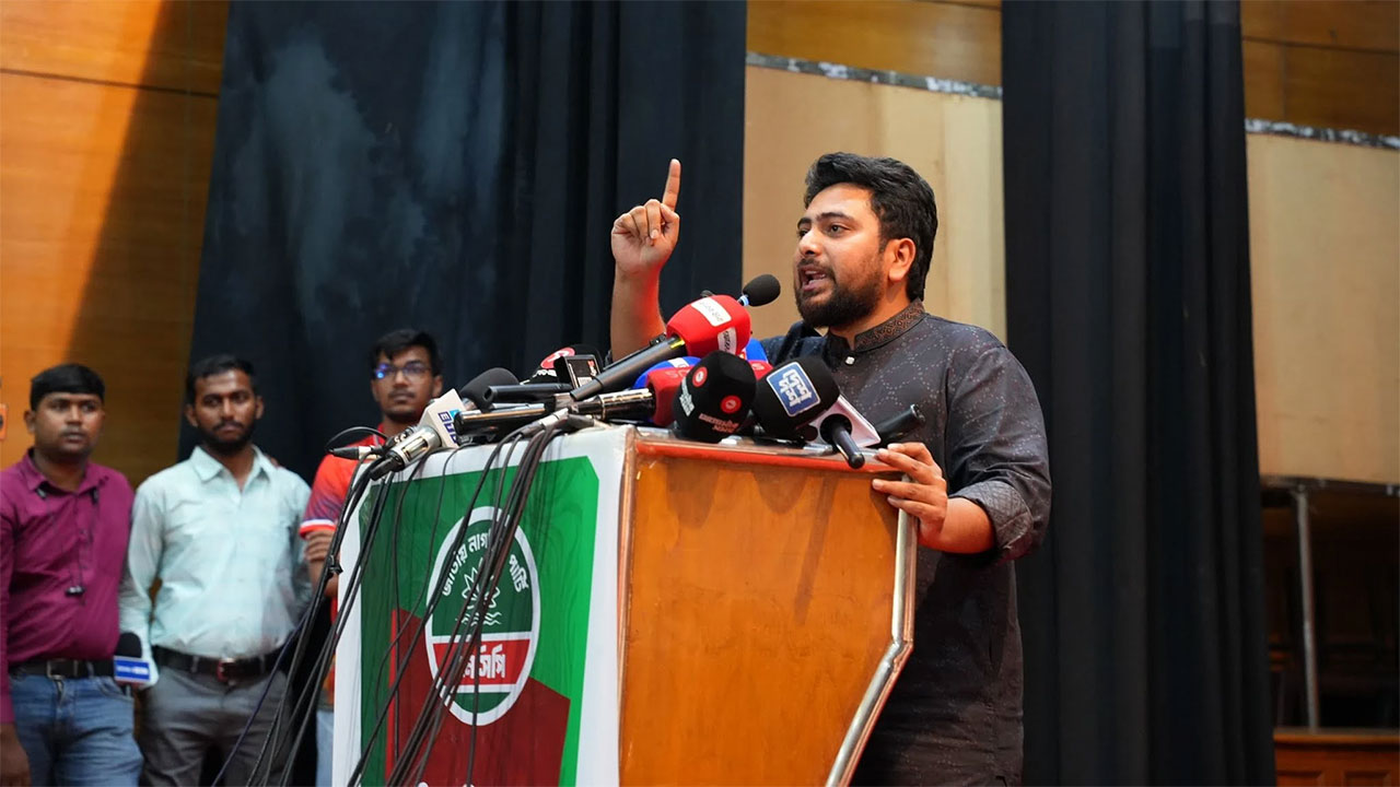 শেখ হাসিনা ফিরলে বিমানবন্দর থেকে সরাসরি ফাঁসির মঞ্চে: নাহিদ ইসলাম