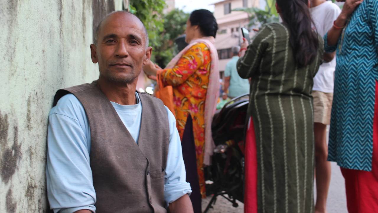 নেপালের রাজধানী কাঠমান্ডুর গৌশালা এলাকায় মালামাল বহনের কাজ করেন ৫৮ বছর বয়সী জ্ঞানু বাসন্ত। ছবি: আল জাজিরার সৌজন্যে