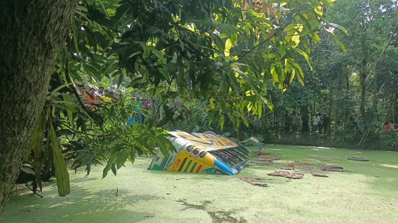 বরিশালে যাত্রী নিয়ে পুকুরে বাস, একজনের মরদেহ উদ্ধার