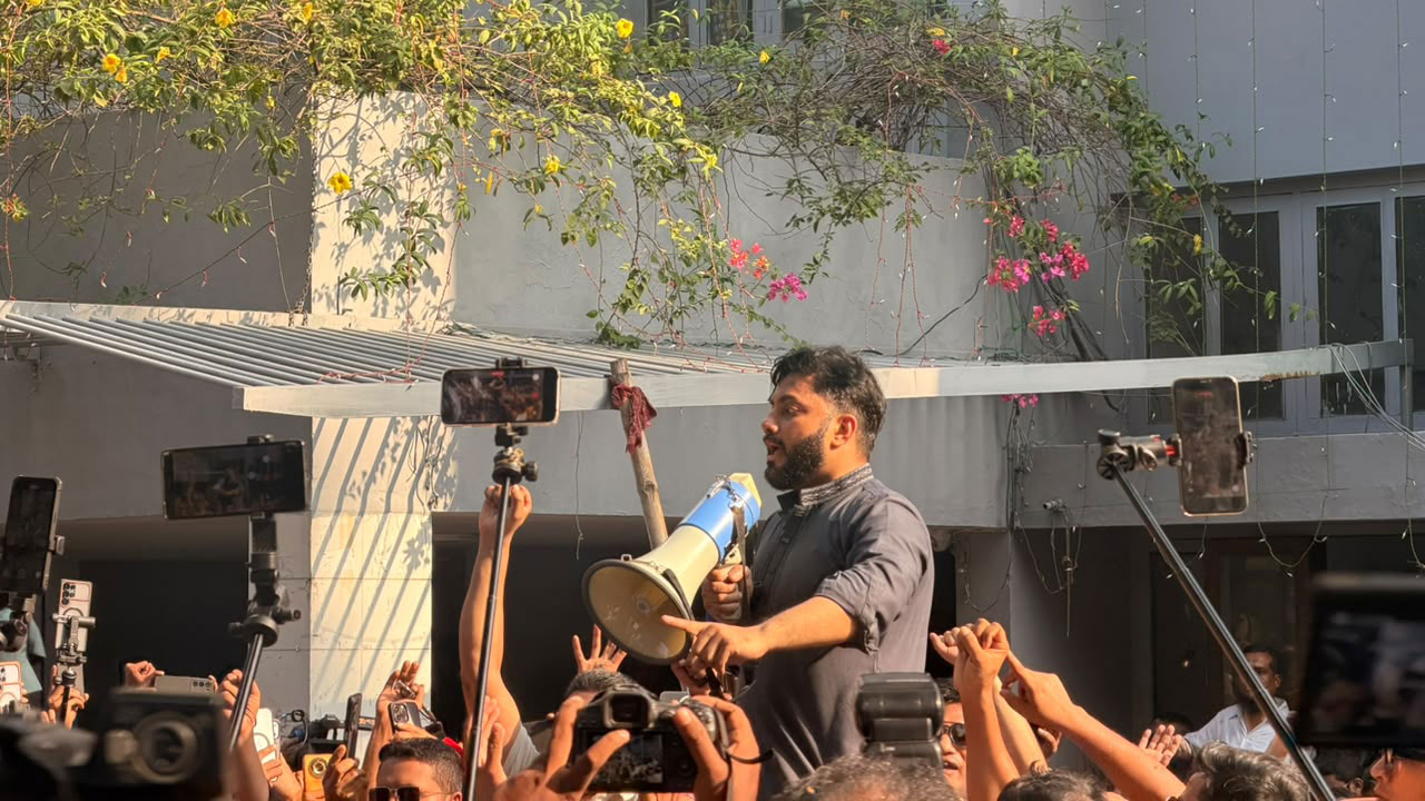 কর্মী-সমর্থকদের উদ্দেশ্যে বক্তব্য দেন ইশরাক হোসেন। ছবি: চরচা