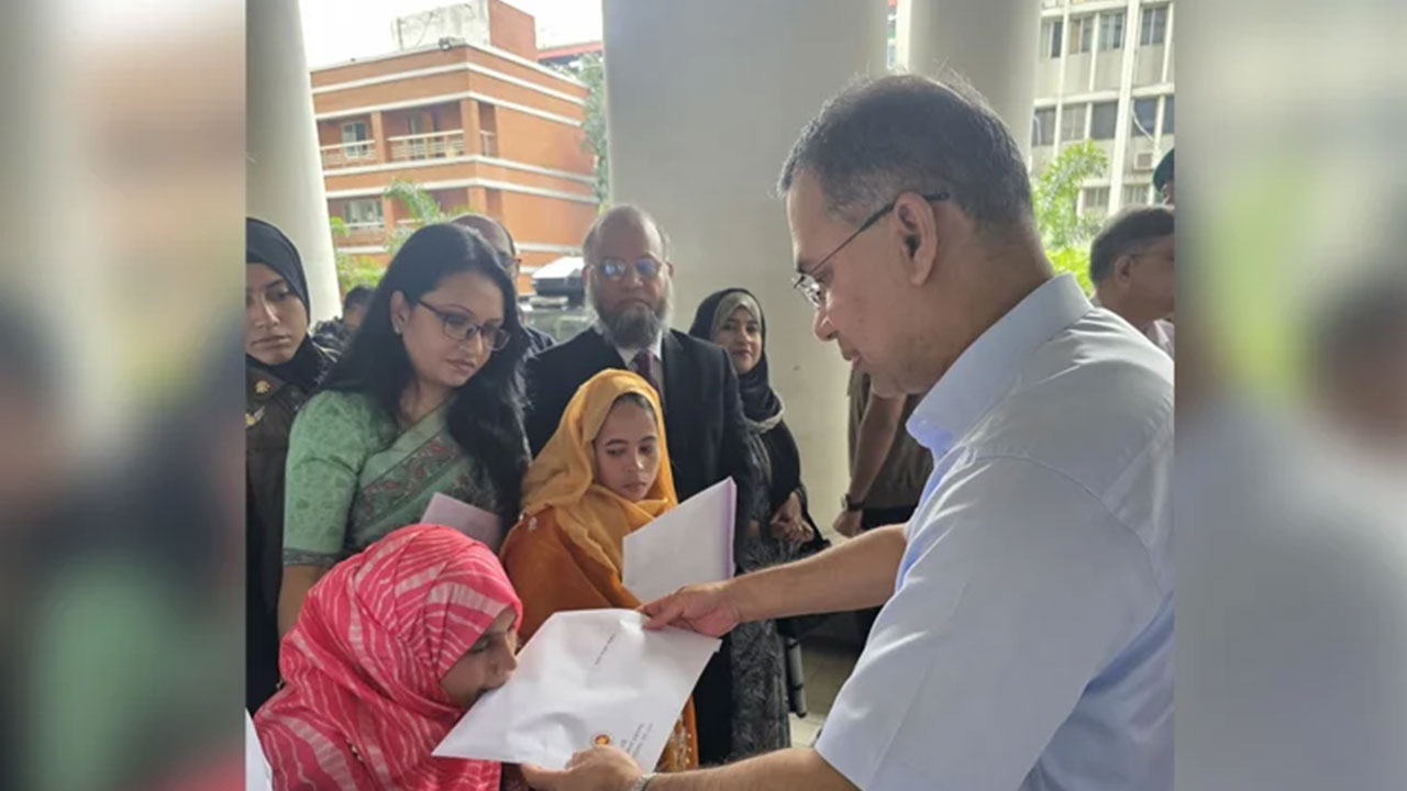 ৩ প্রতিবন্ধী ব্যক্তির হাতে নিয়োগপত্র তুলে দিলেন প্রধানমন্ত্রী তারেক রহমান