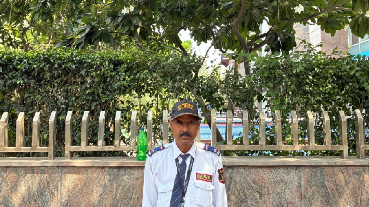 বালেন্দ্র সিং ভারতের রাজধানী নয়াদিল্লিতে নিরাপত্তাকর্মী হিসেবে কাজ করেন। ছবি: আল জাজিরার সৌজন্যে