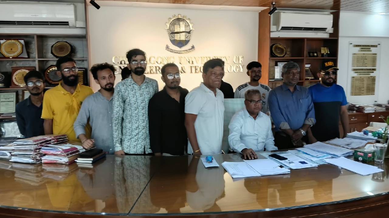 ছাত্রদল নেতাদের সঙ্গে তালা ভেঙ্গে নিজ র্কাযালয়ে চুয়েট উপাচার্য