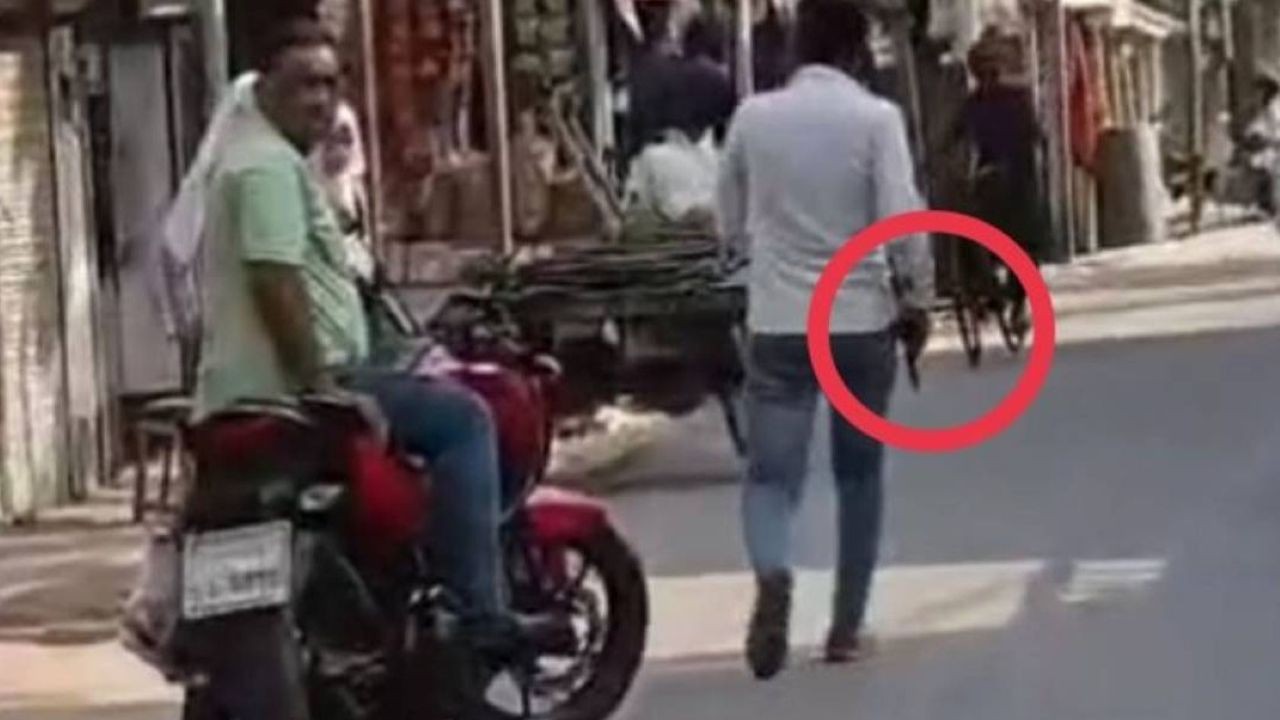 যশোরে প্রকাশ্যে পিস্তল উঁচিয়ে হত্যার হুমকি, যুবককে খুঁজছে পুলিশ