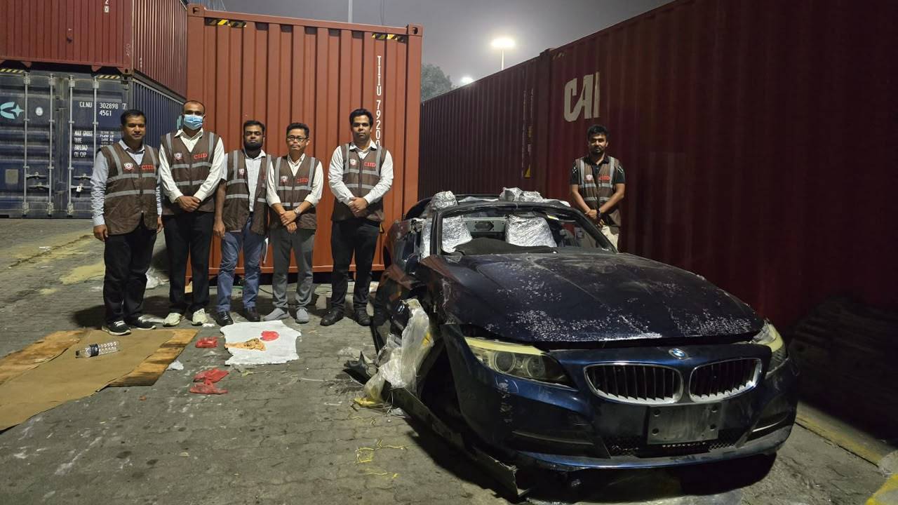 ‘পুরোনো যন্ত্রাংশ’ ঘোষণায় বন্দরে এল বিএমডব্লিউ ও হাফ-কাট ট্রাক