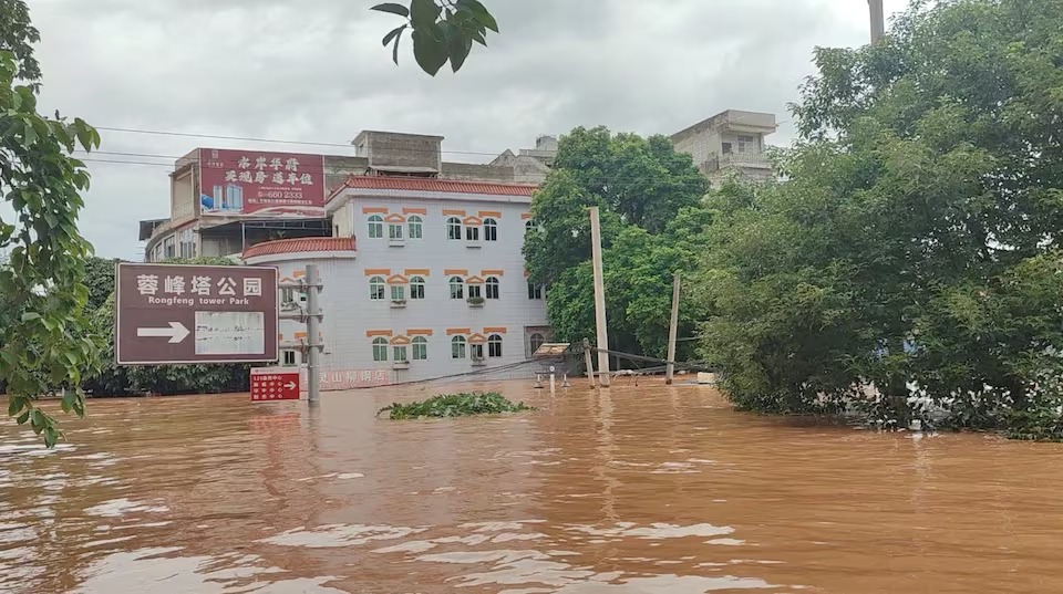 চীনের দক্ষিণাঞ্চলে ব্যাপক বন্যায় তলিয়ে গেছে বাড়িঘর