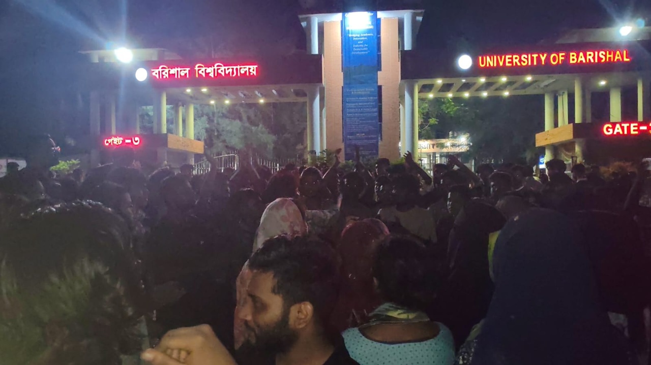 ৪ দফা দাবিতে ববি শিক্ষার্থীদের মহাসড়ক অবরোধ