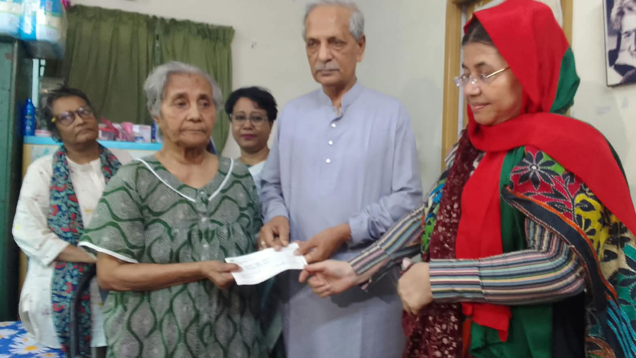 ভাষাসৈনিক আব্দুল মতিনের অসুস্থ সহধর্মিণীকে দেখতে গেলেন সংস্কৃতিমন্ত্রী