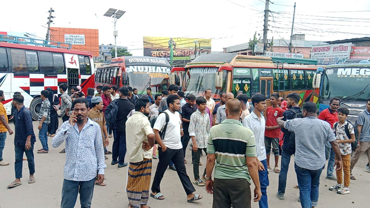 বরিশালে বাস চলাচল বন্ধ, ভোগান্তিতে যাত্রীরা