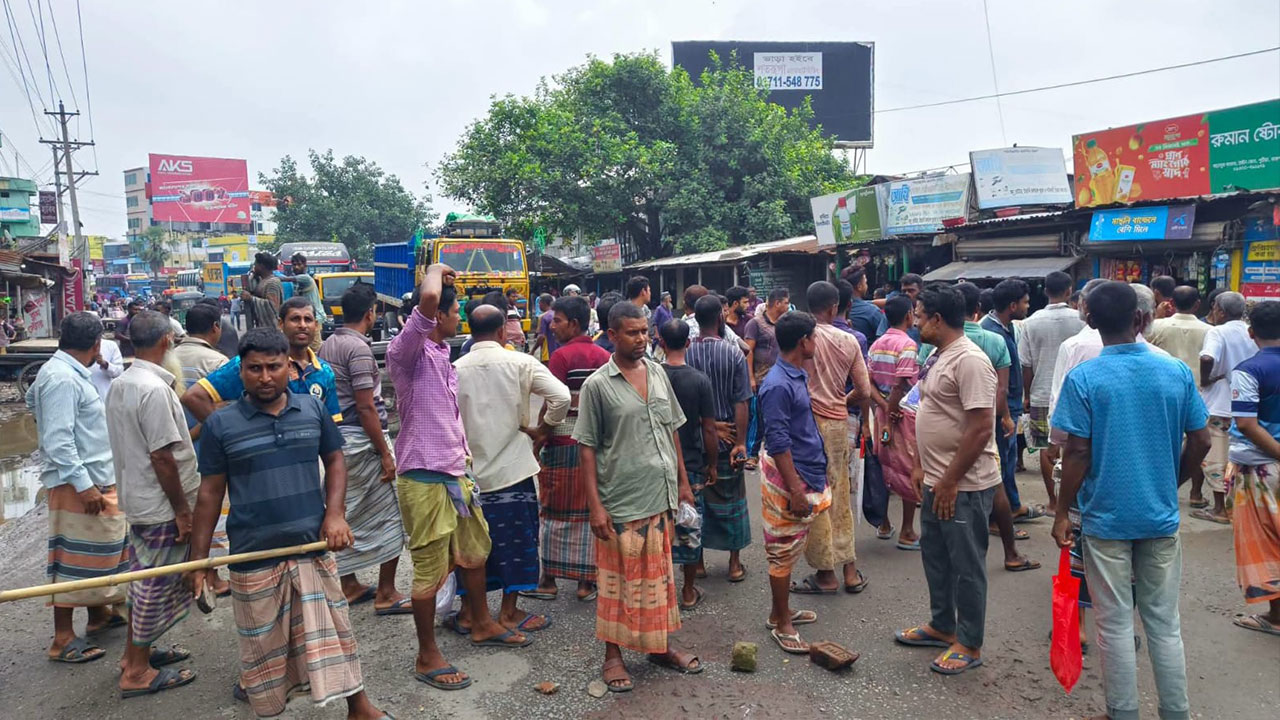 রাজশাহীতে সারের দাবিতে ঢাকা-রাজশাহী মহাসড়ক অবরোধ 