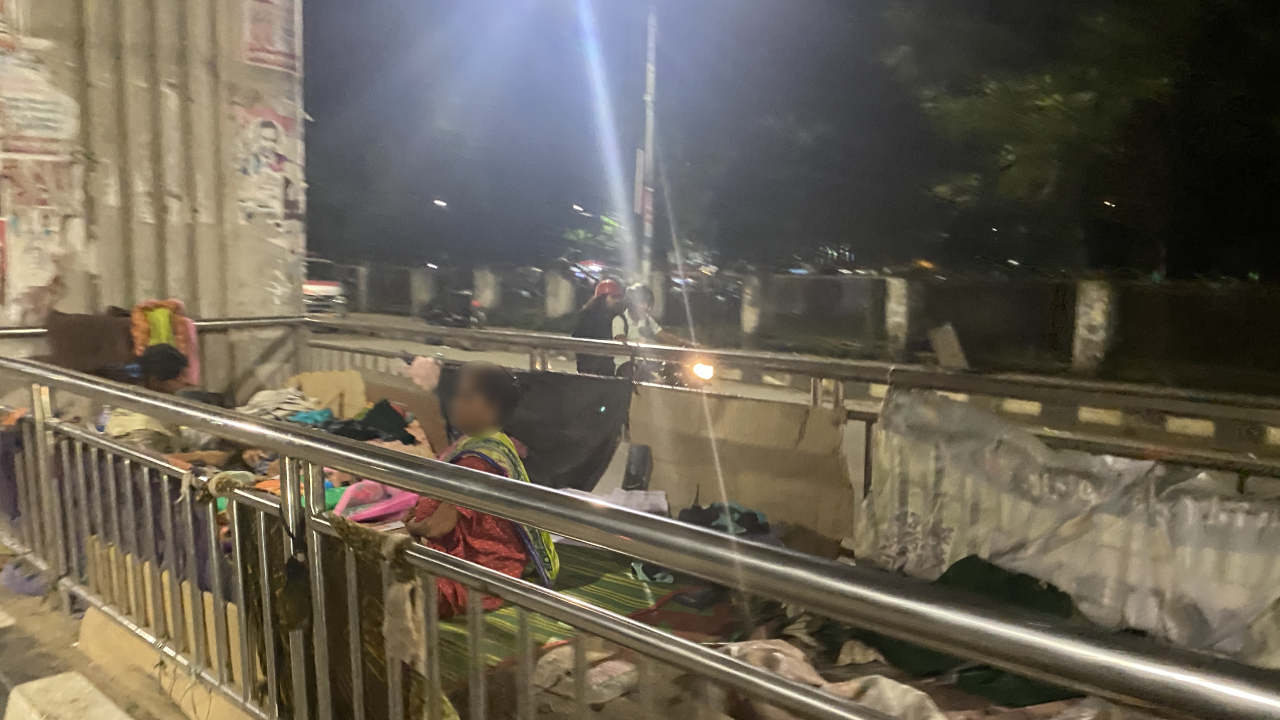 ঢাকা শহরের উদ্বাস্তু ও গৃহহীনদের দায়িত্ব কোনো কর্তৃপক্ষই নিতে চায় না। ছবি: চরচা