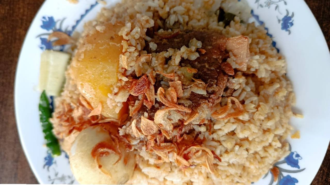 বিরিয়ানিতে আলু এল কীভাবে?